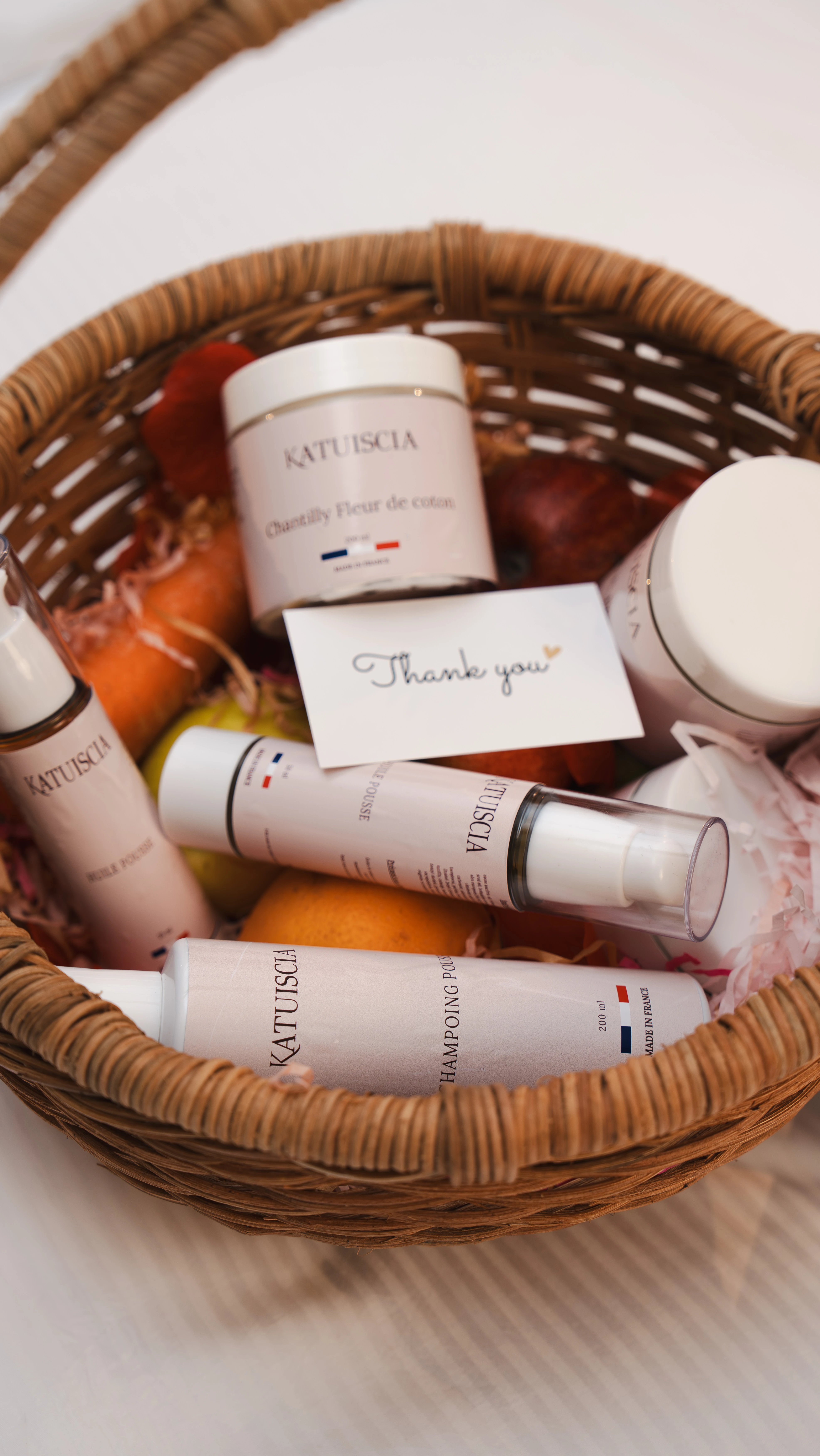 Flacon de soin de luxe aux ingrédients bio - Cosmétique Botanique KATUISCIA